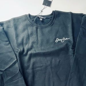 SJXMG PLUS SCRIPT LOGO CREW NECK
SWEAT BLACK
